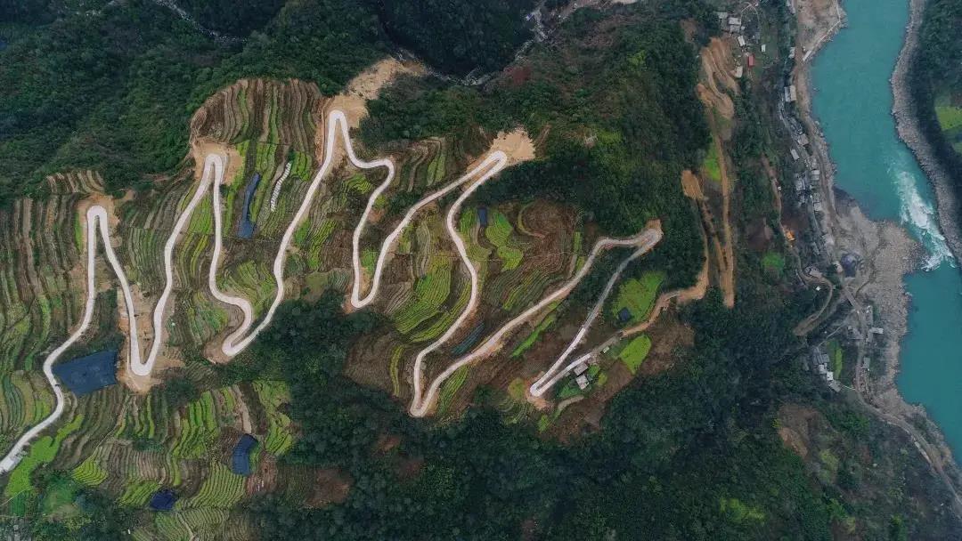 美麗公路丨“車在江邊走，人在畫中游”的怒江大峽谷公路